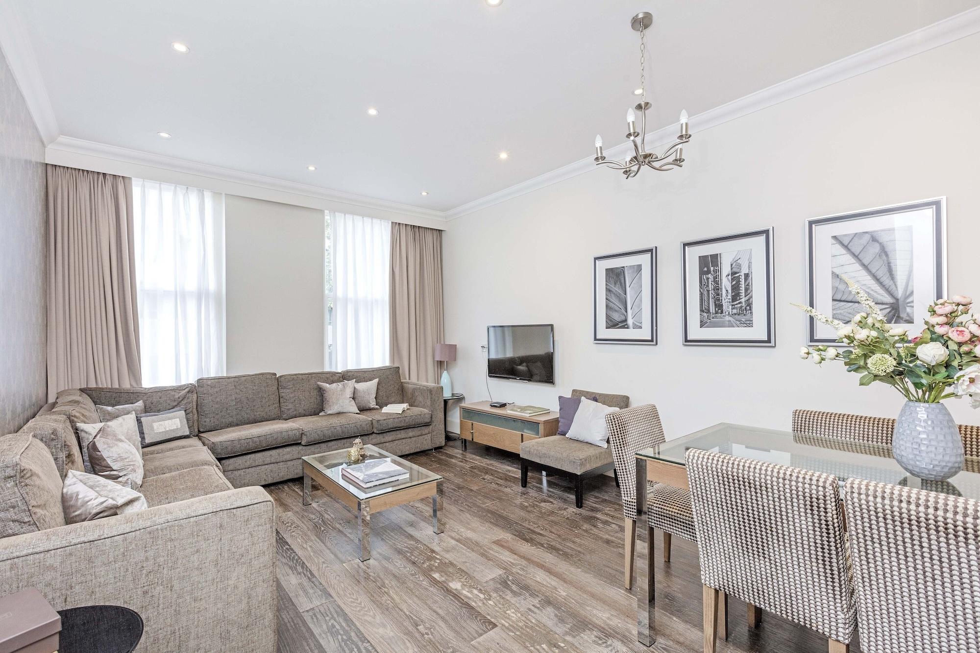 Deluxe Three-Bedroom Apartment