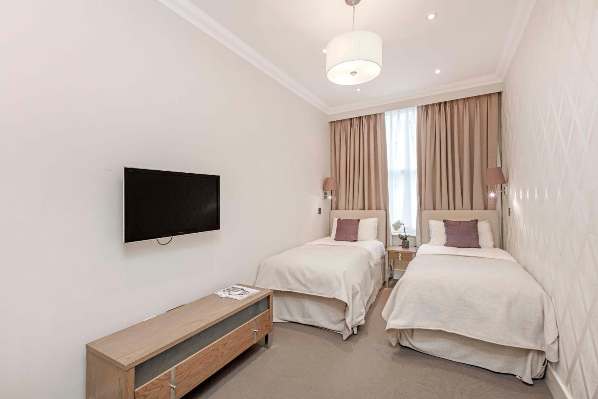 Deluxe Three-Bedroom Apartment