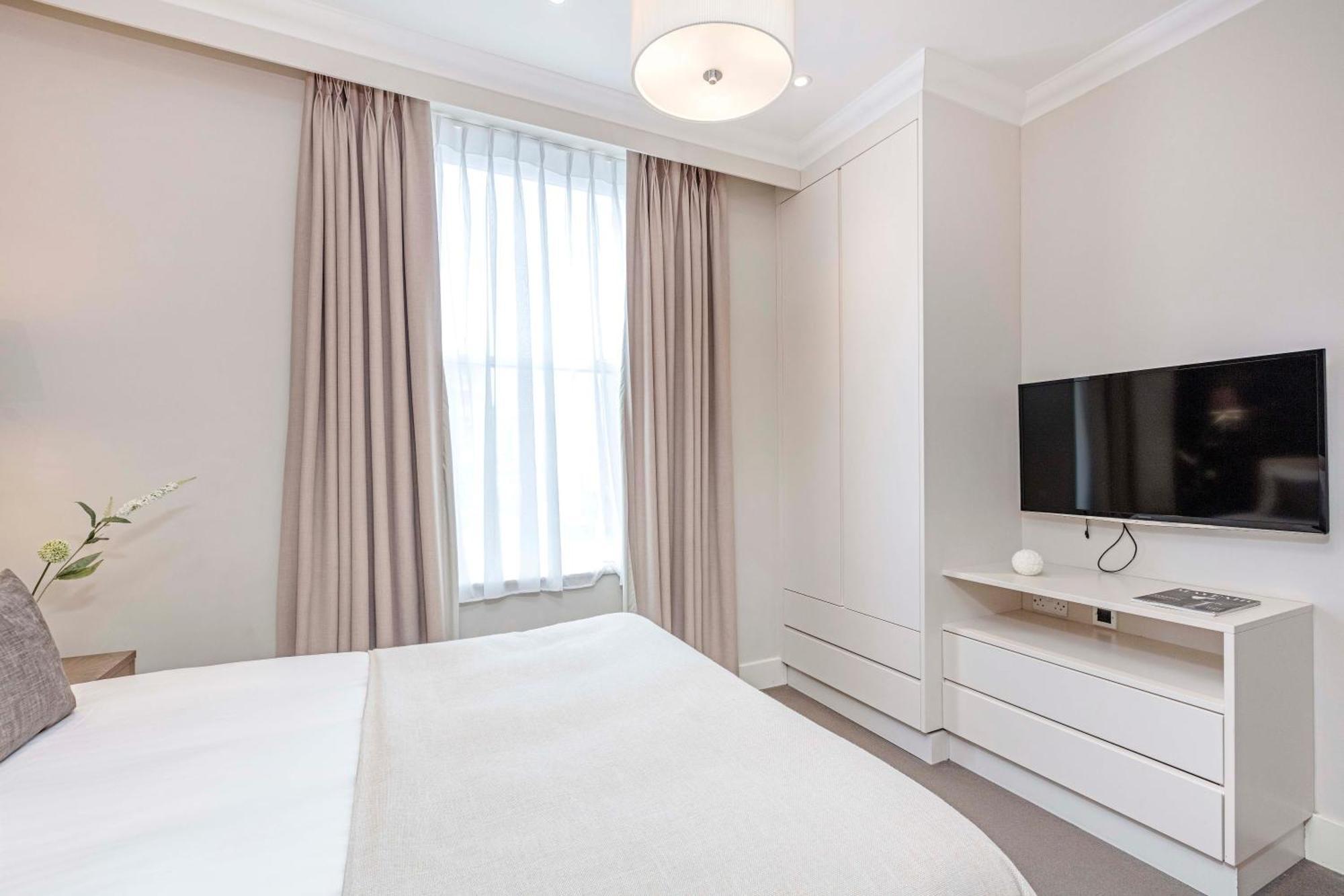 Deluxe Three-Bedroom Apartment