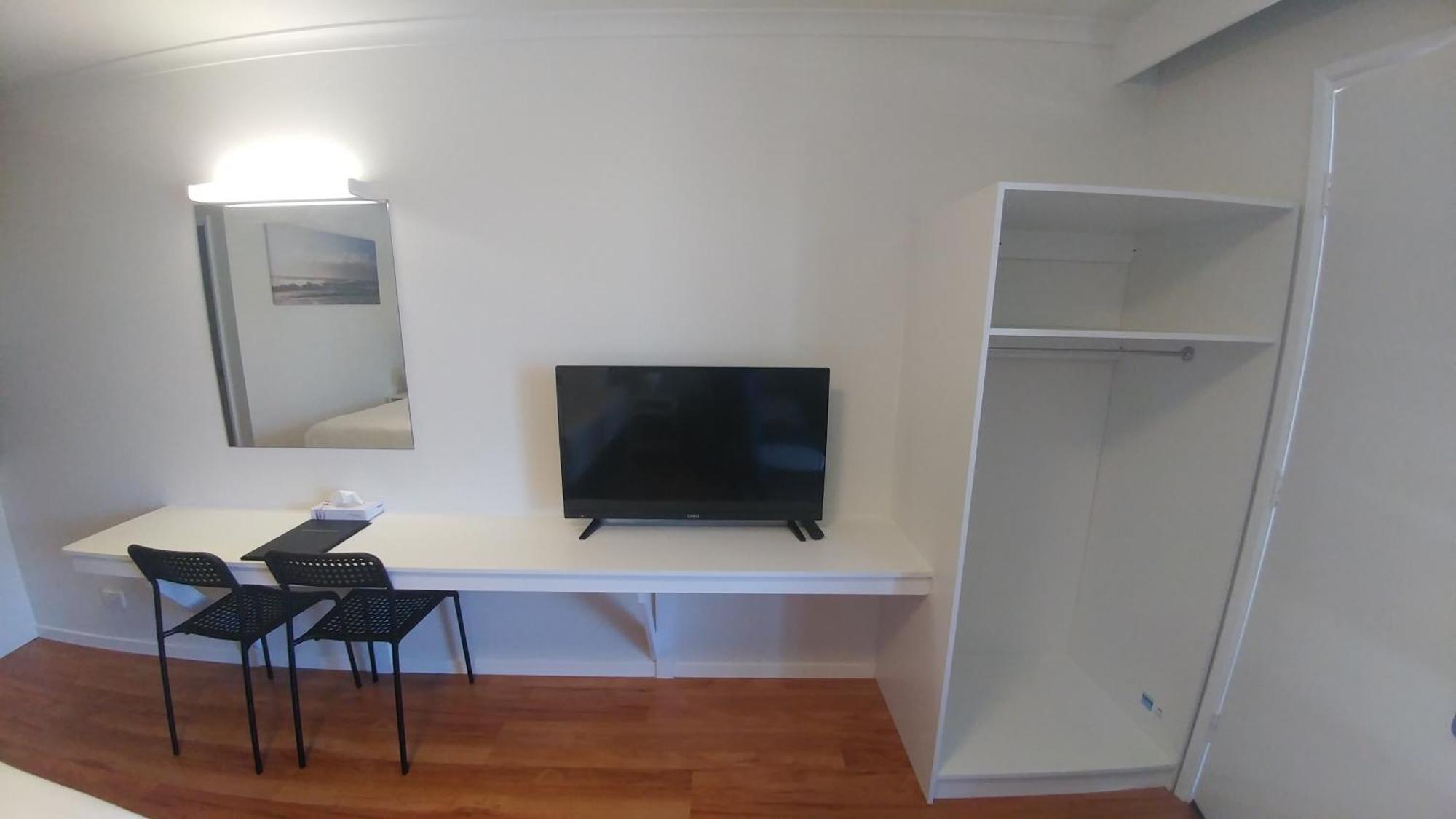 Superior King Kitchenette Pet Friendly