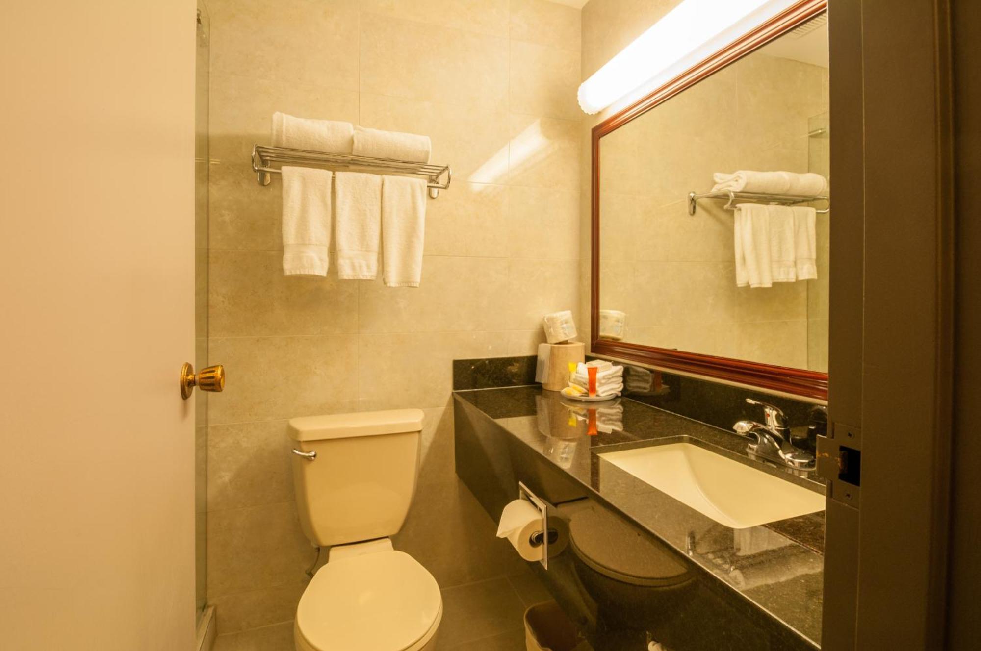 Chambre Queen avec 2 Lits Queen-Size et Douche à l’Italienne