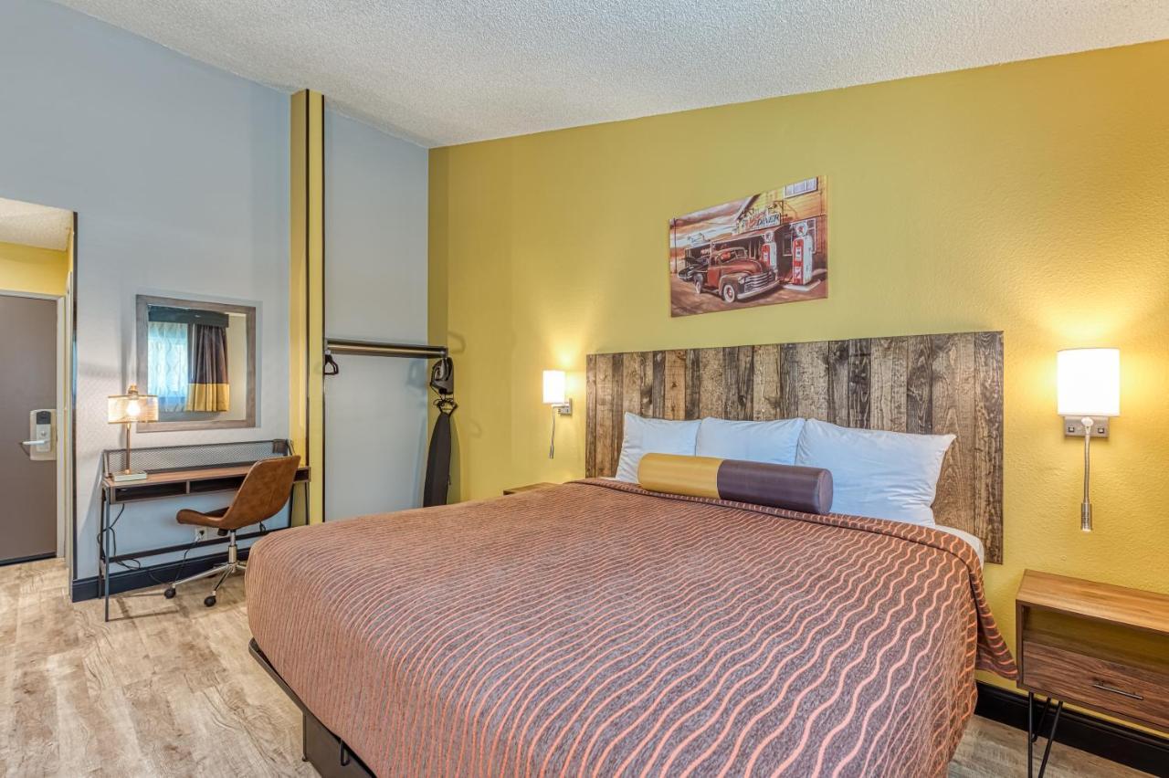 Deluxe King Room