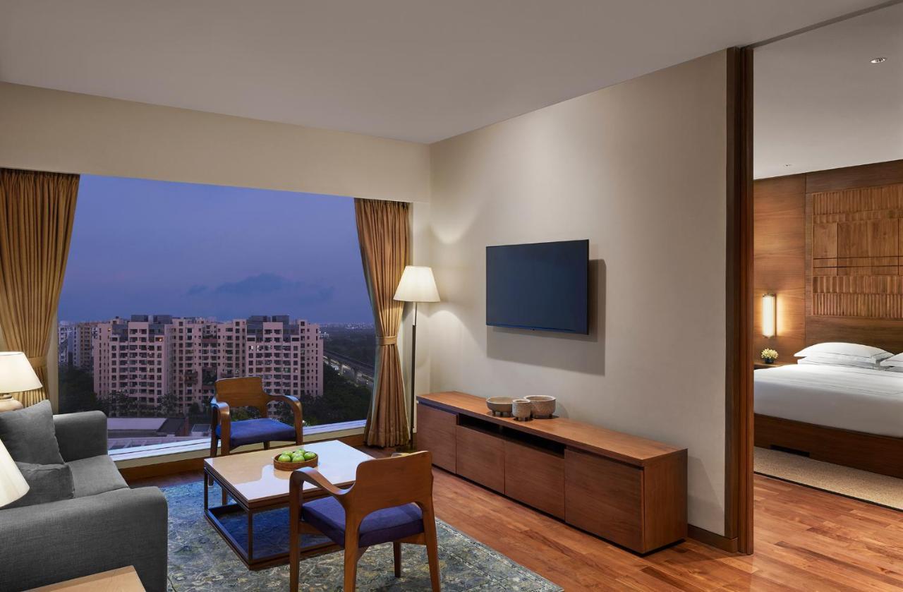 Taj Club suite with one way airport transfer, evening cocktail, 2pcs of ironing non-cumulative basis