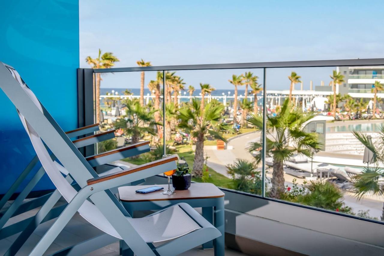 Unterkunft mit Doppelbett und Pool- oder Meerblick