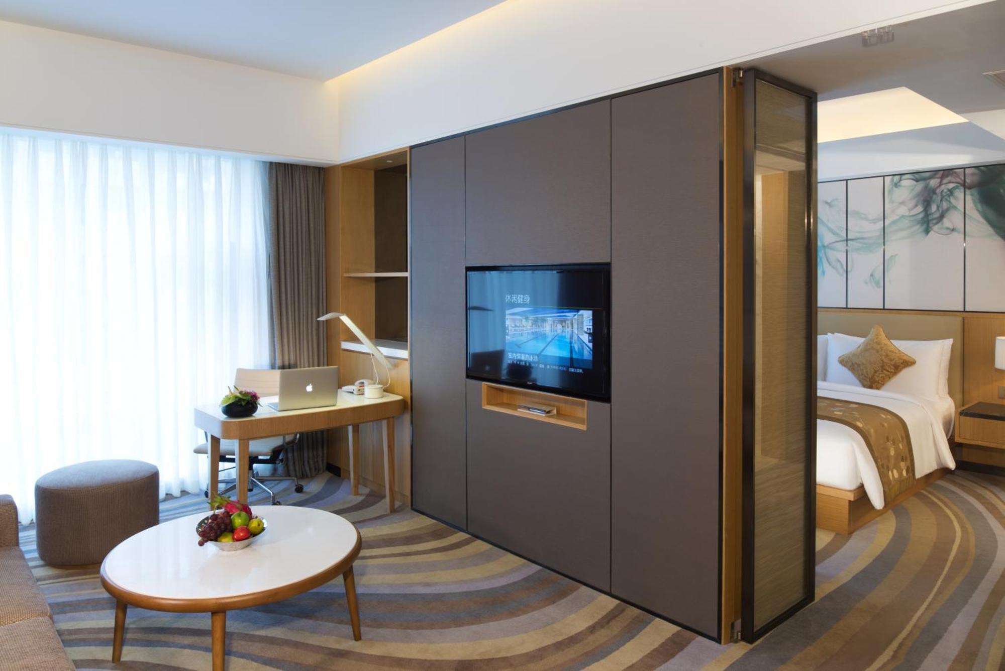 Deluxe Queen Suite