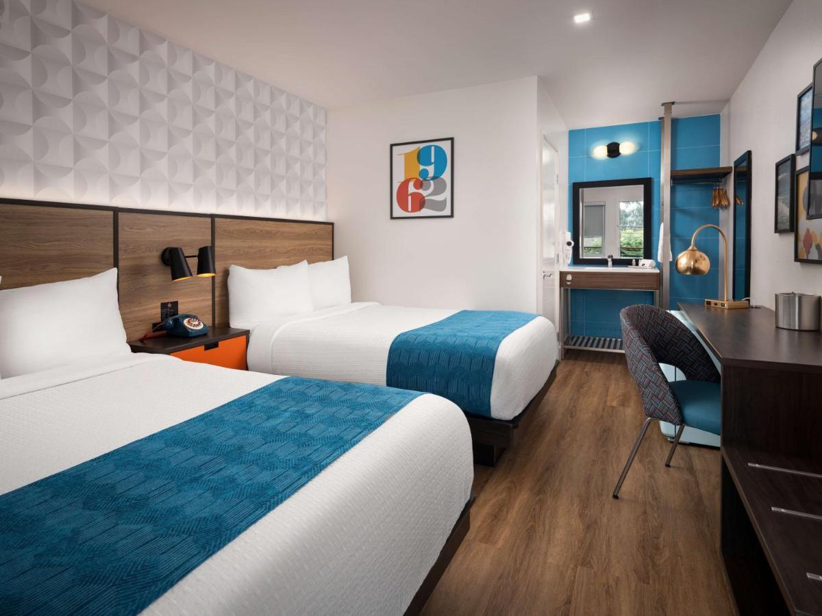 1 Queen Bed 