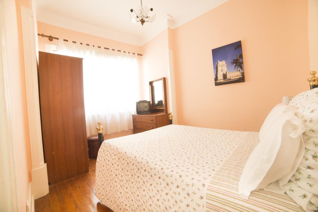 Quarto com Cama de Casal ou 2 de Solteiro e Banheiro Compartilhado