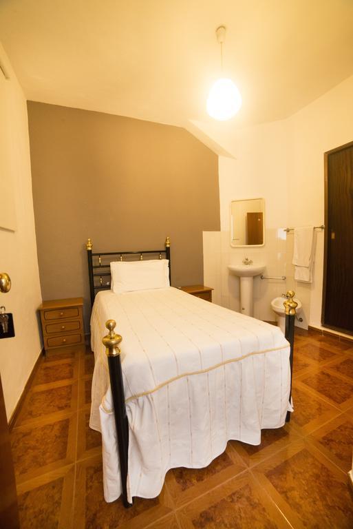 Quarto Individual com Banheiro Compartilhado