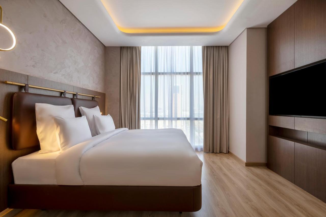 Deluxe King Suite Panoramic City View Shuttle to the Beach Mall & Metro Station