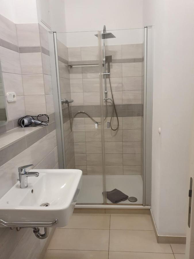 Single Room,1253405155:JPEG