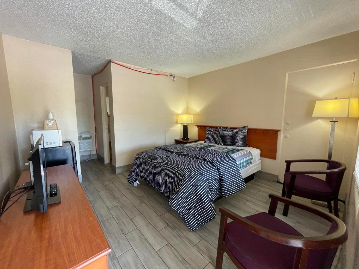 Habitación con cama grande