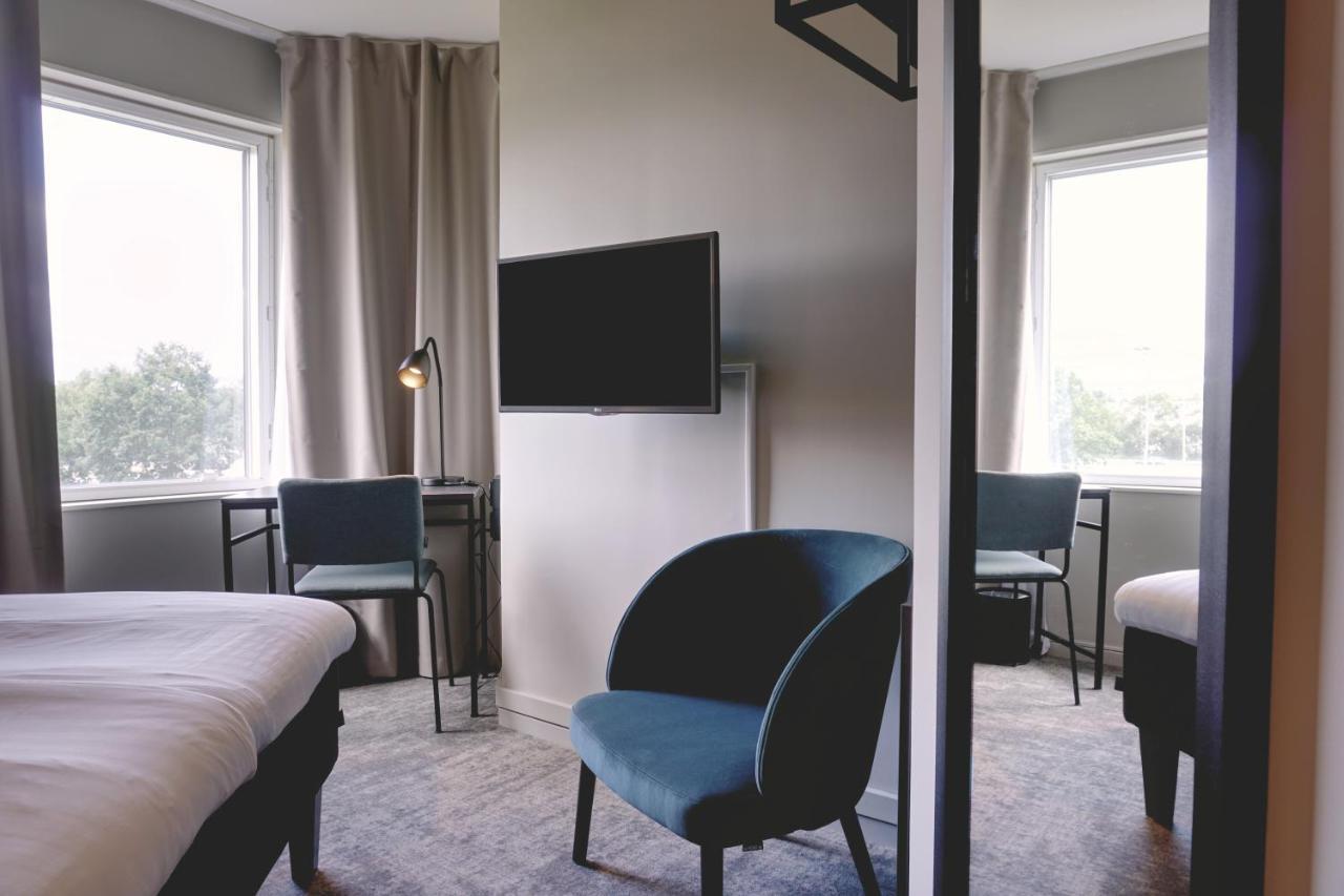 Familienzimmer mit Straßenblick
