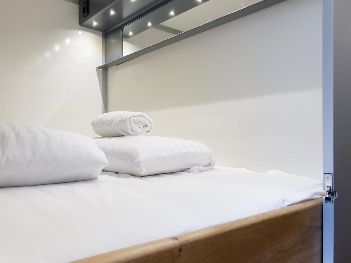 Private Capsule 8 Capsule Room