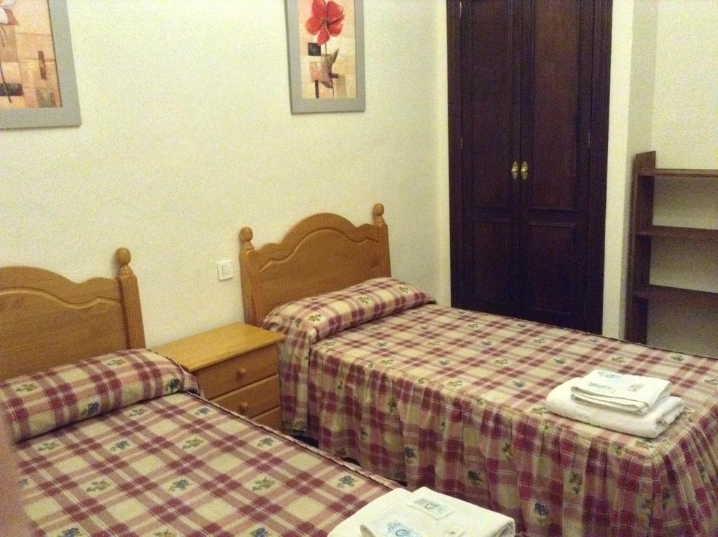 Quarto com Cama de Casal ou 2 de Solteiro