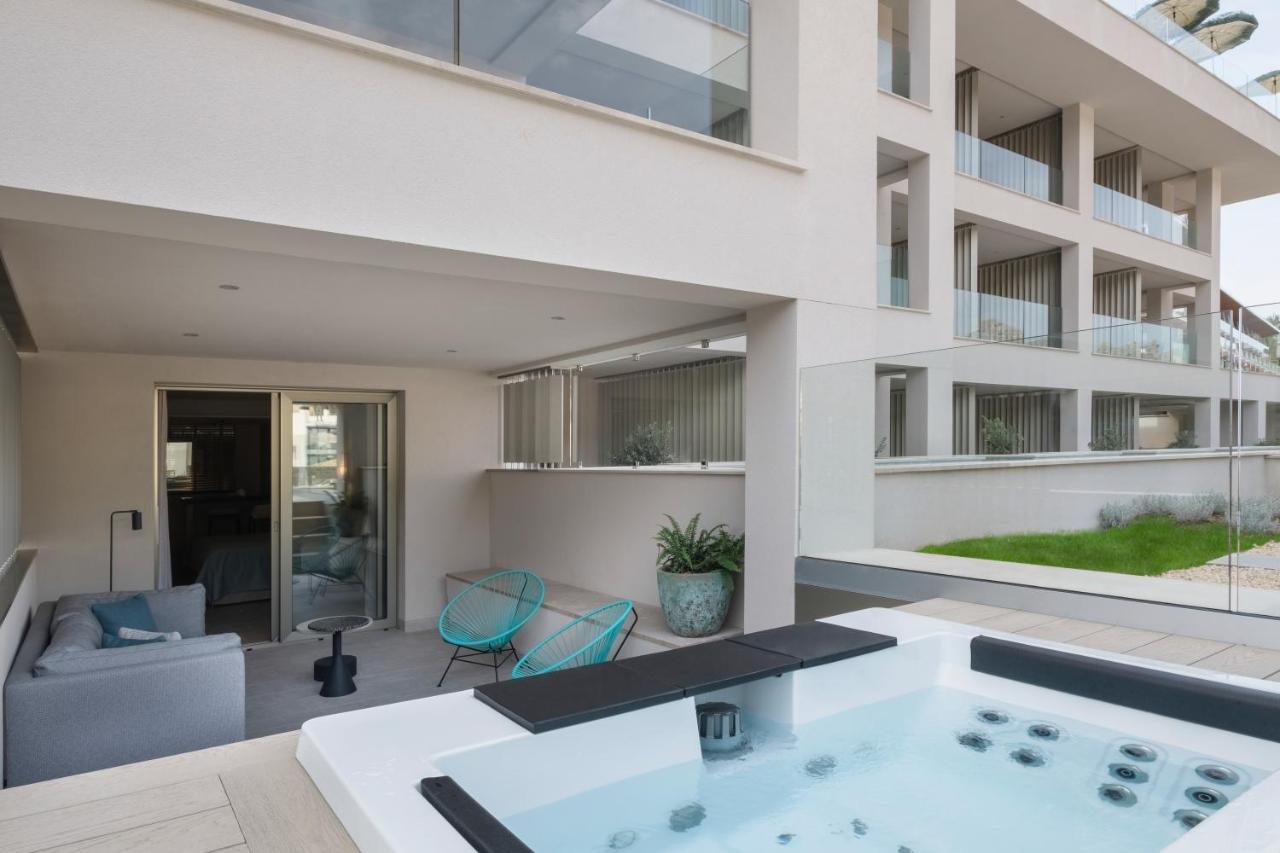 Suite Junior avec Bain à Remous et Terrasse - Vue Latérale sur Mer