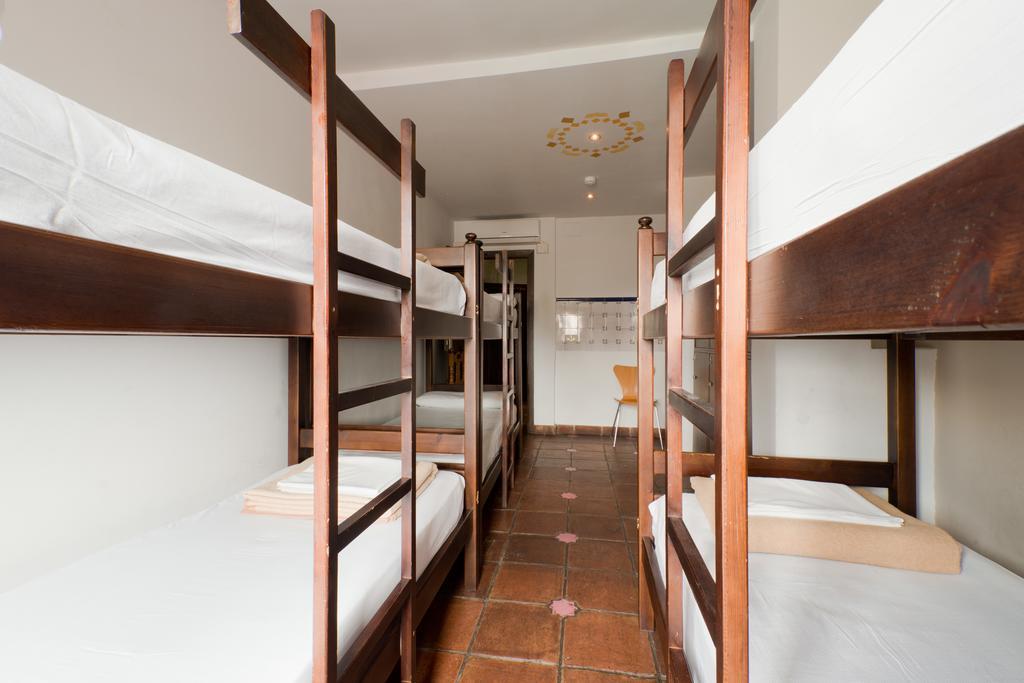Bed in een Gemengde Slaapzaal met 6 Bedden