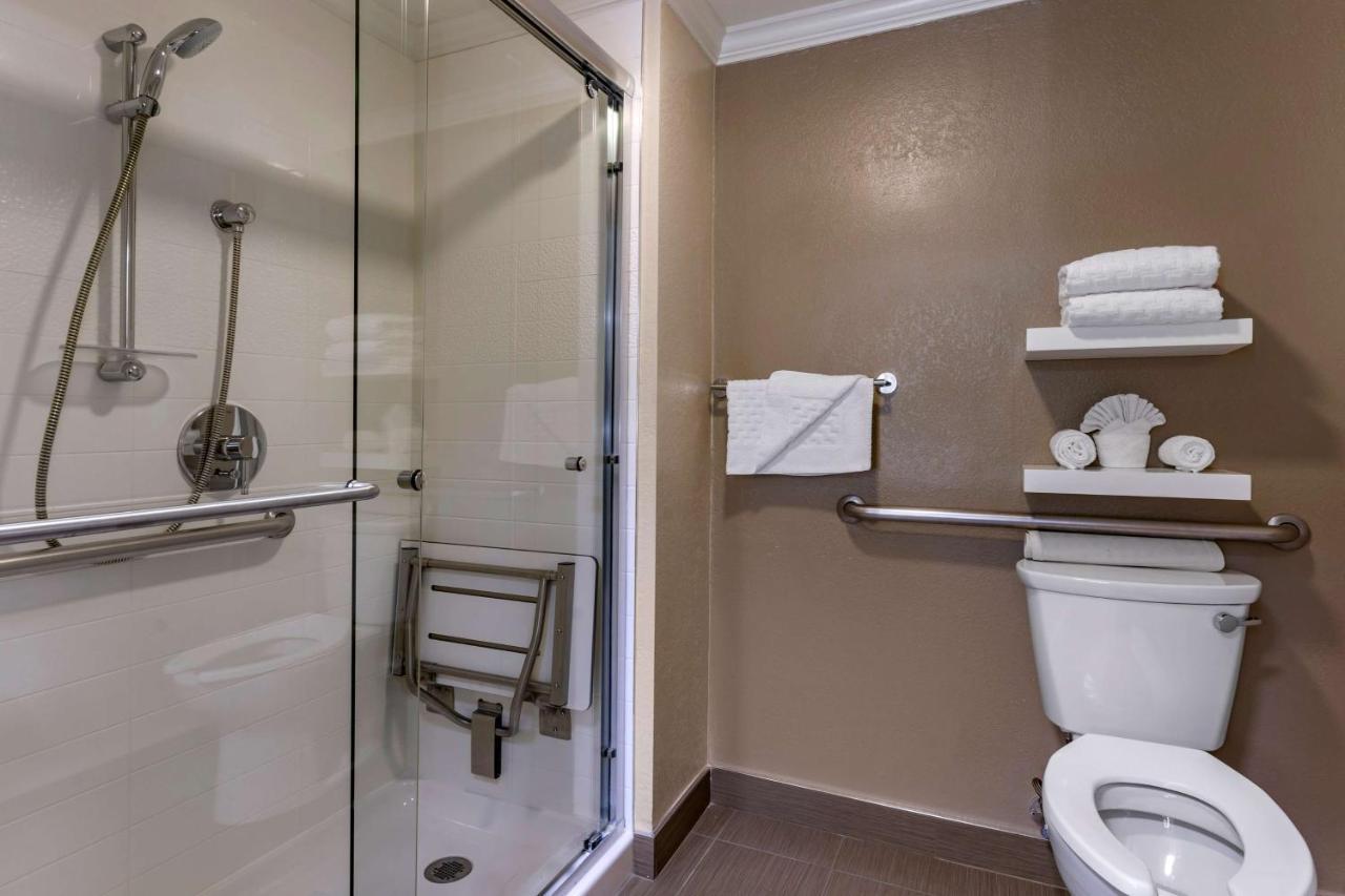 Queen Room with Walk-In Shower - Mobility Access/Communication Assistance/Non-Smoking