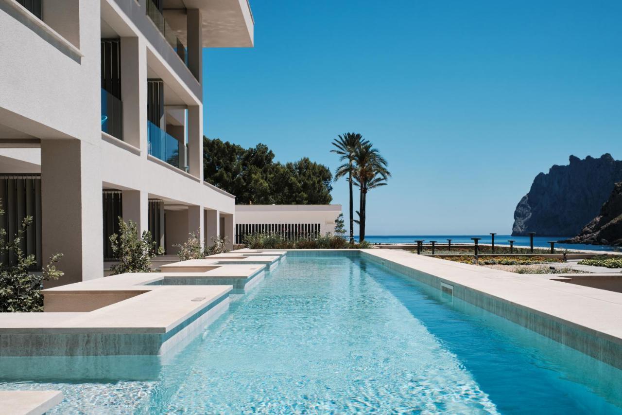 Chambre Privilège avec Accès Direct à la Piscine Commune - Vue Latérale sur Mer