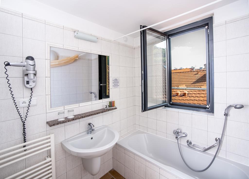 Quarto com Cama de Casal ou 2 de Solteiro