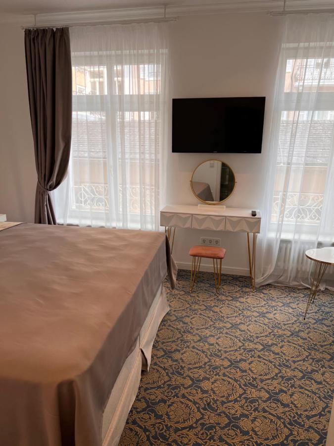 Queen Room