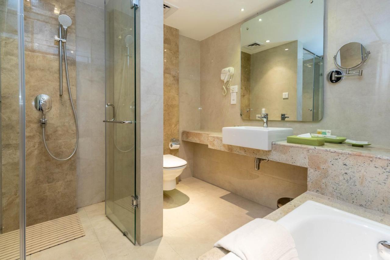 Luxury Honeymoon Suite with Bathtub & City View