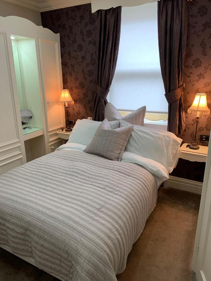 Small Double Room,217511972:JPEG