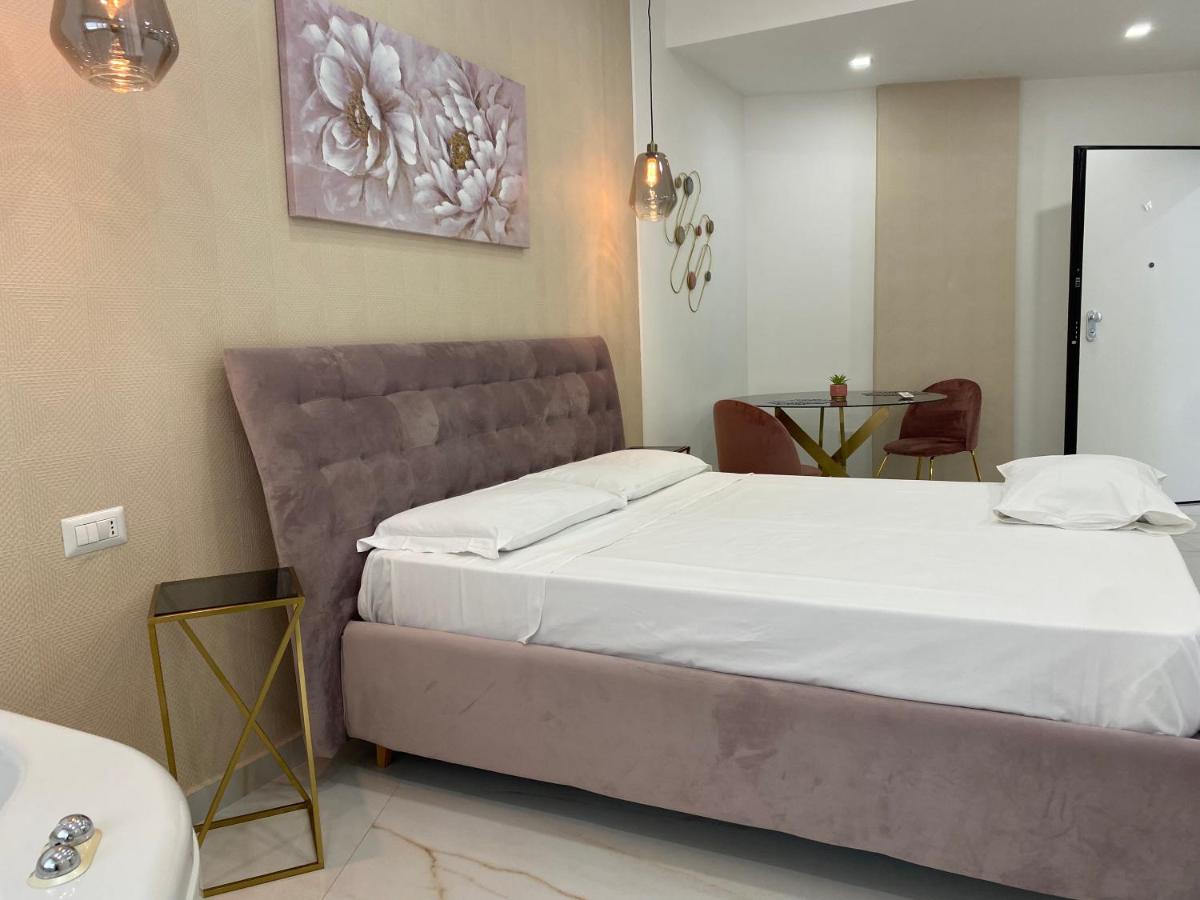Zimmer mit Kingsize-Bett und Whirlpool