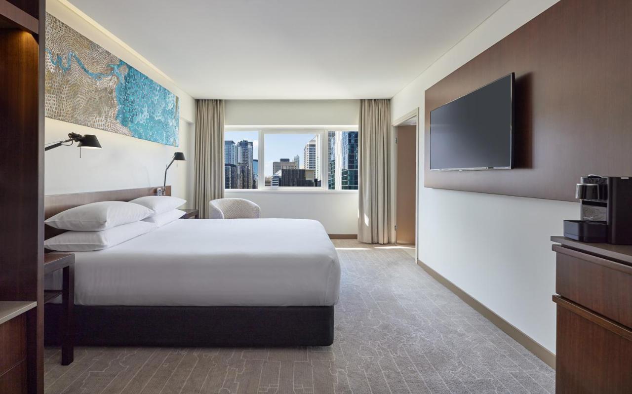 Zimmer mit Queensize-Bett und rollstuhlgerechter Dusche