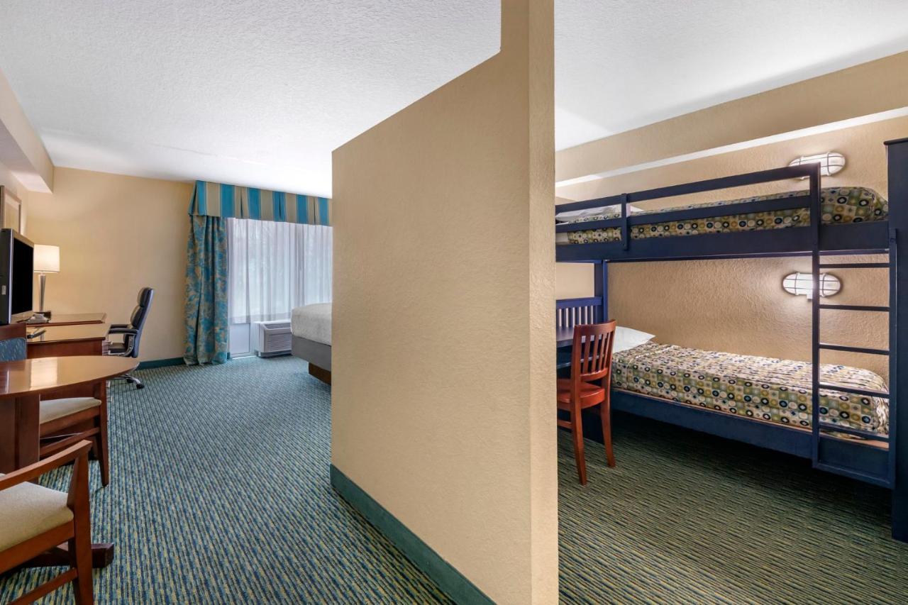 Suite mit Kingsize-Bett, 2 Etagenbetten und Poolblick