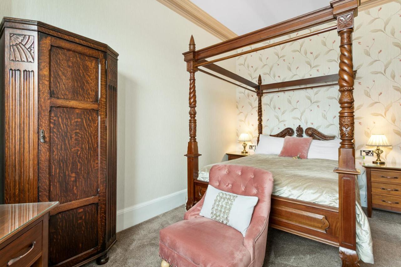 Deluxe Double Room Four Poster Bed,1272390664:JPEG