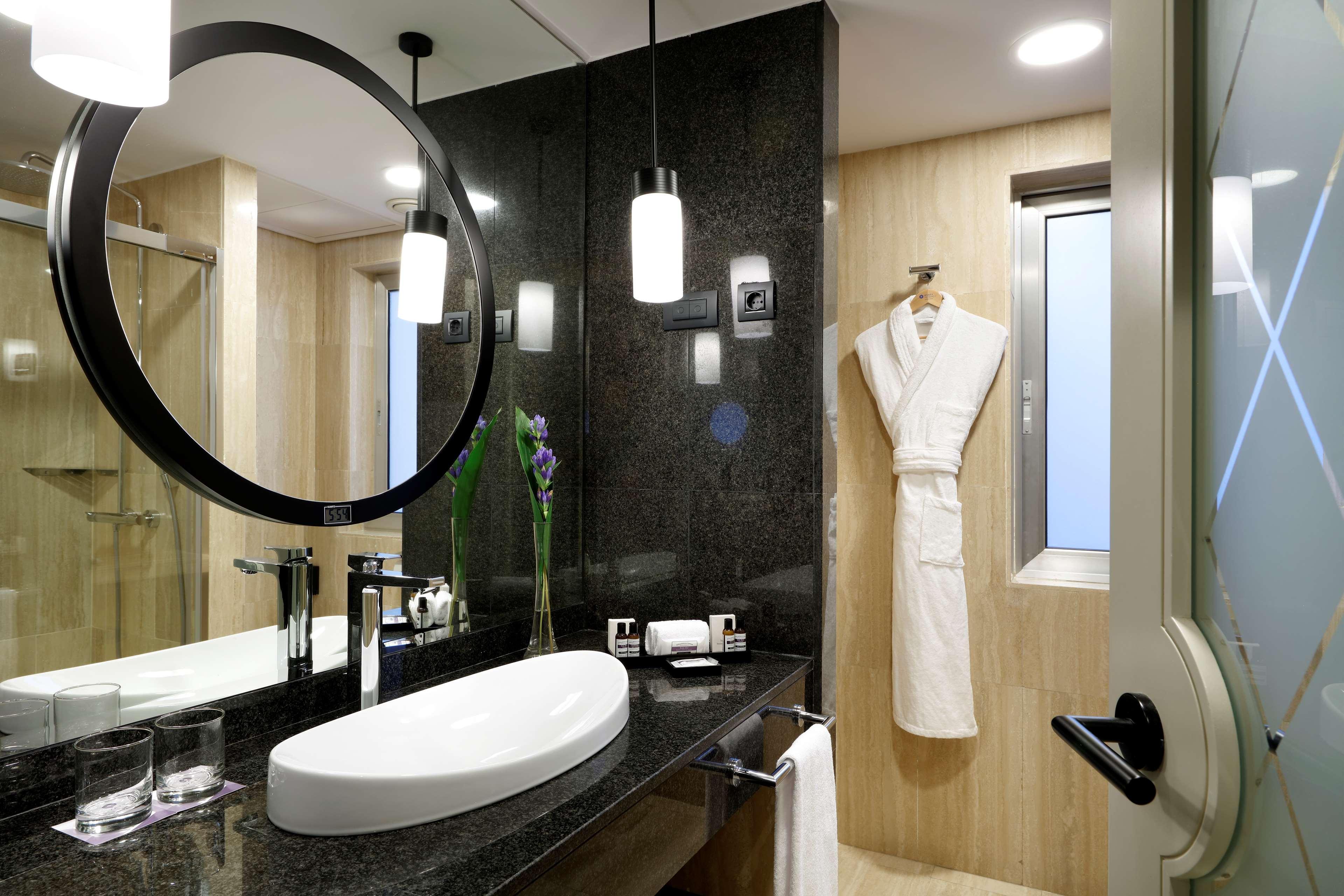 Regency King Suite with Club Access