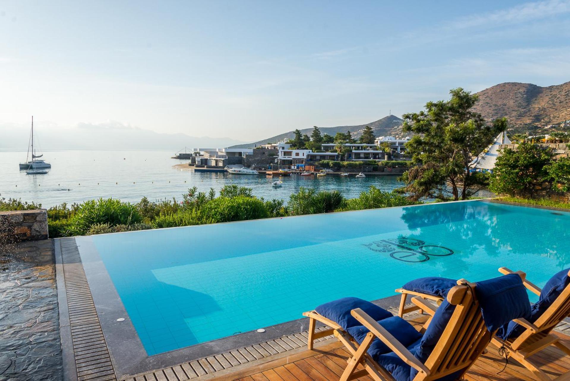 Villa Mediterranean con Piscina Privata e Vista Mare Frontale