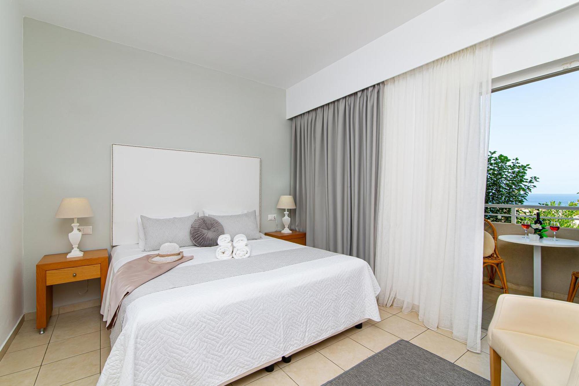 Luxury One-Bedroom Apartment Sea View