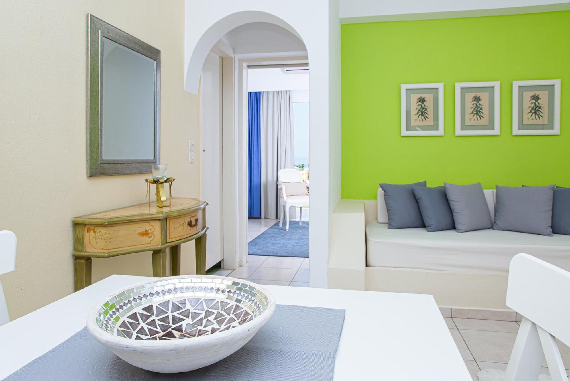 Luxury One-Bedroom Apartment Sea View