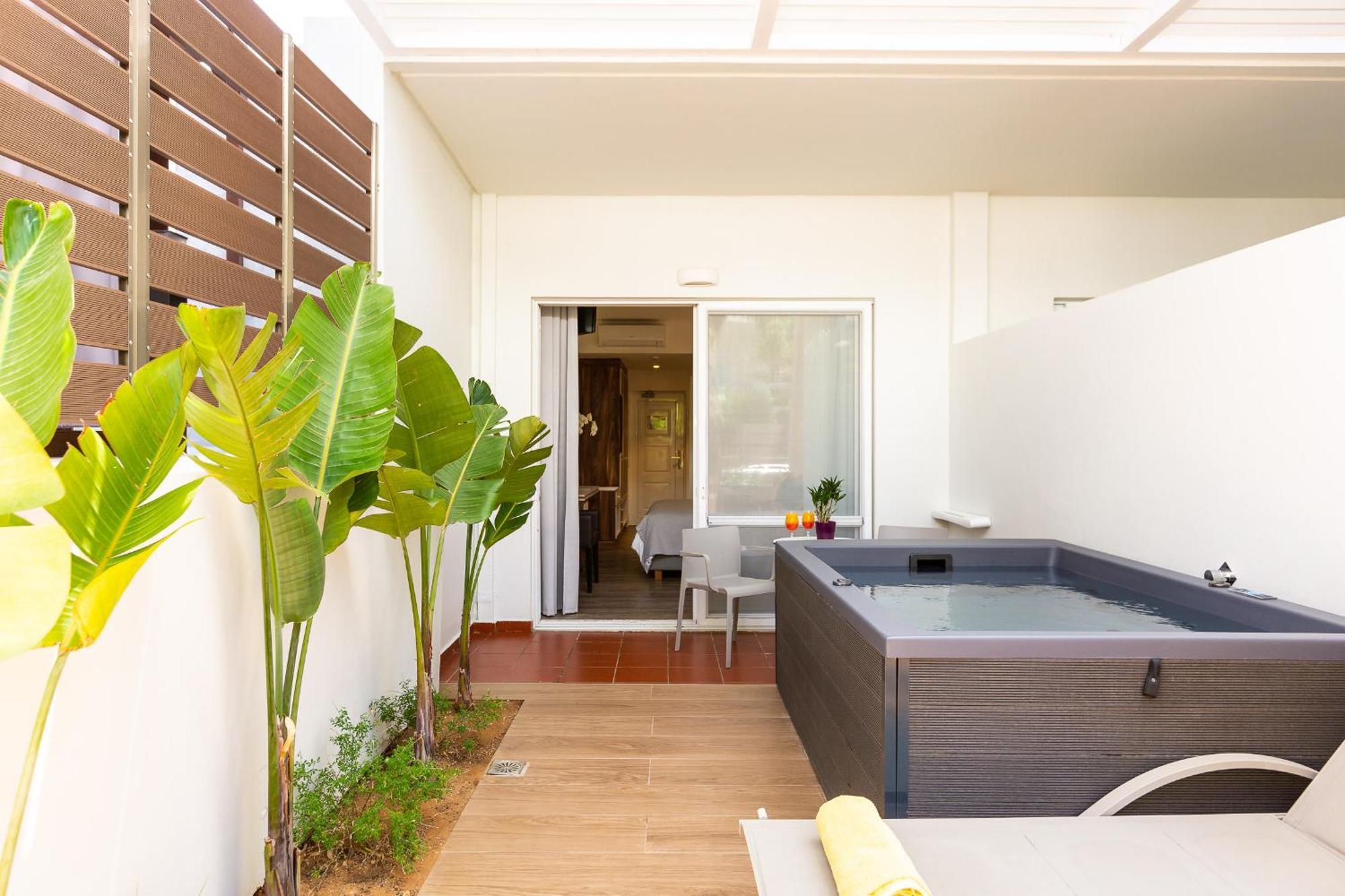 Junior Suite Jetted Tub