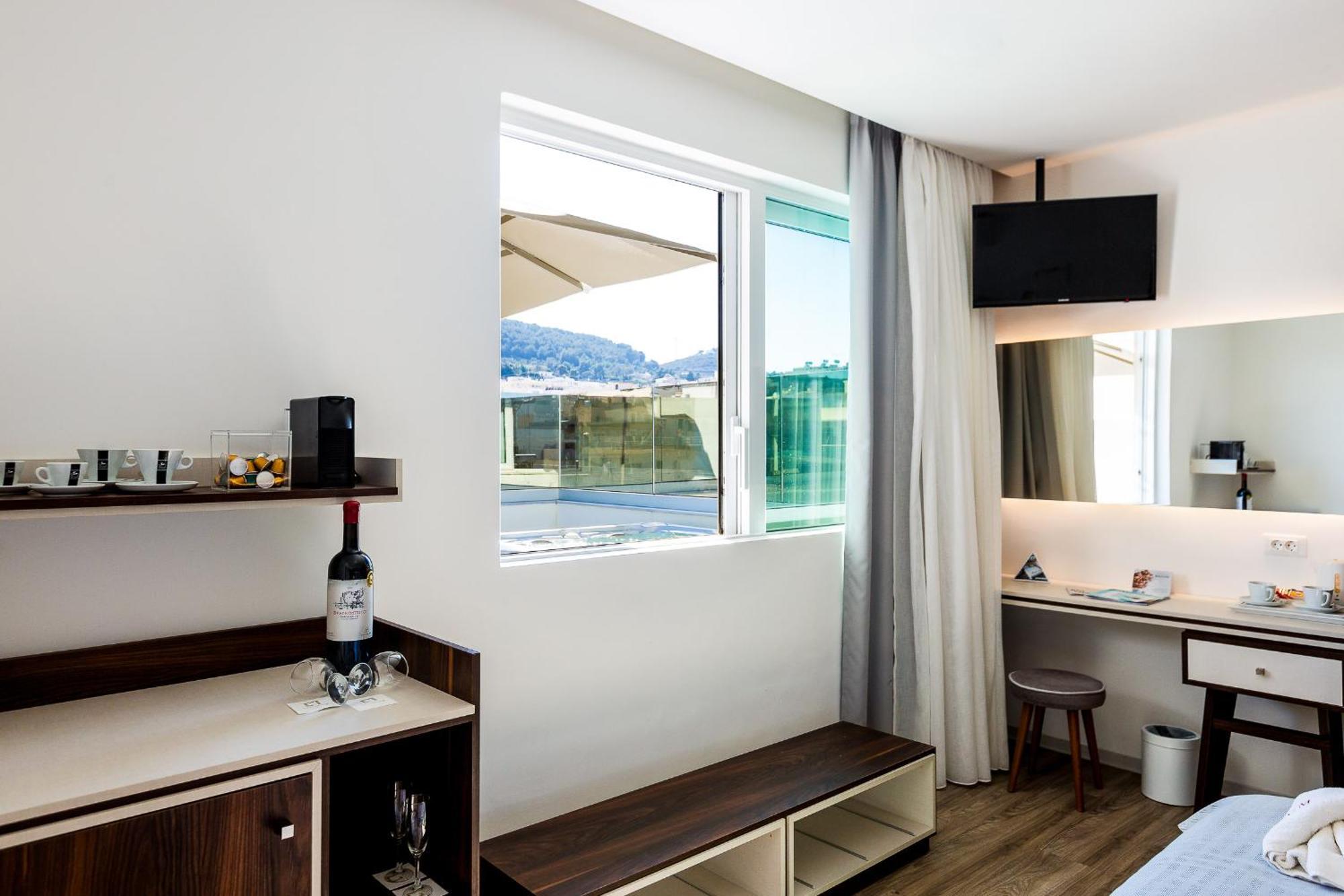 Executive Suite Jetted Tub