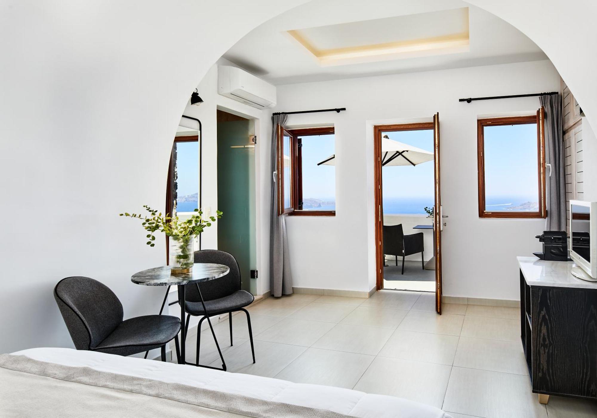 Petit Suite outdoor heated private Jacuzzi & Caldera View