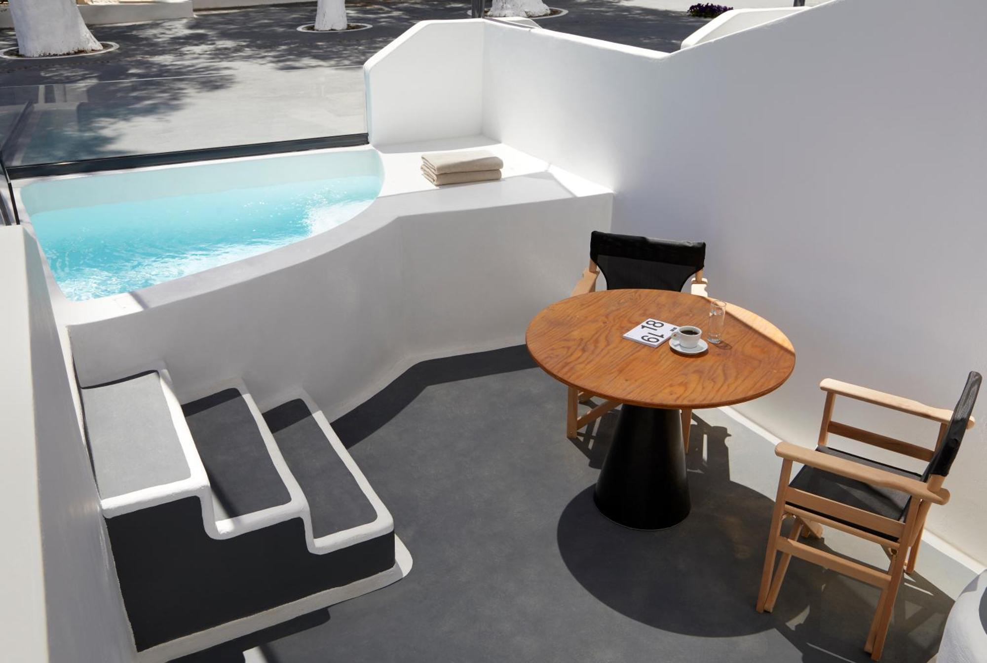 Elegant Suite Outdoor Private Jacuzzi Garden View