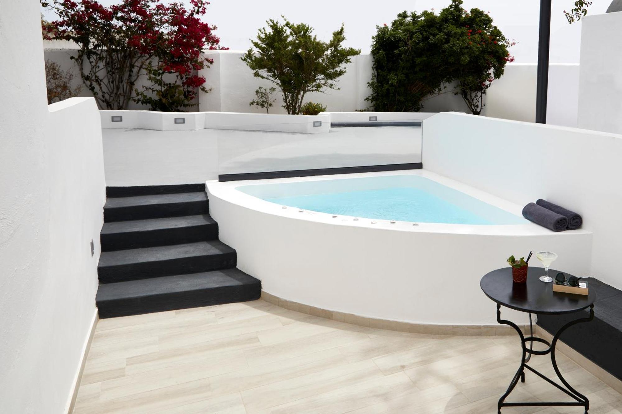 Elegant Suite Outdoor Private Jacuzzi Garden View