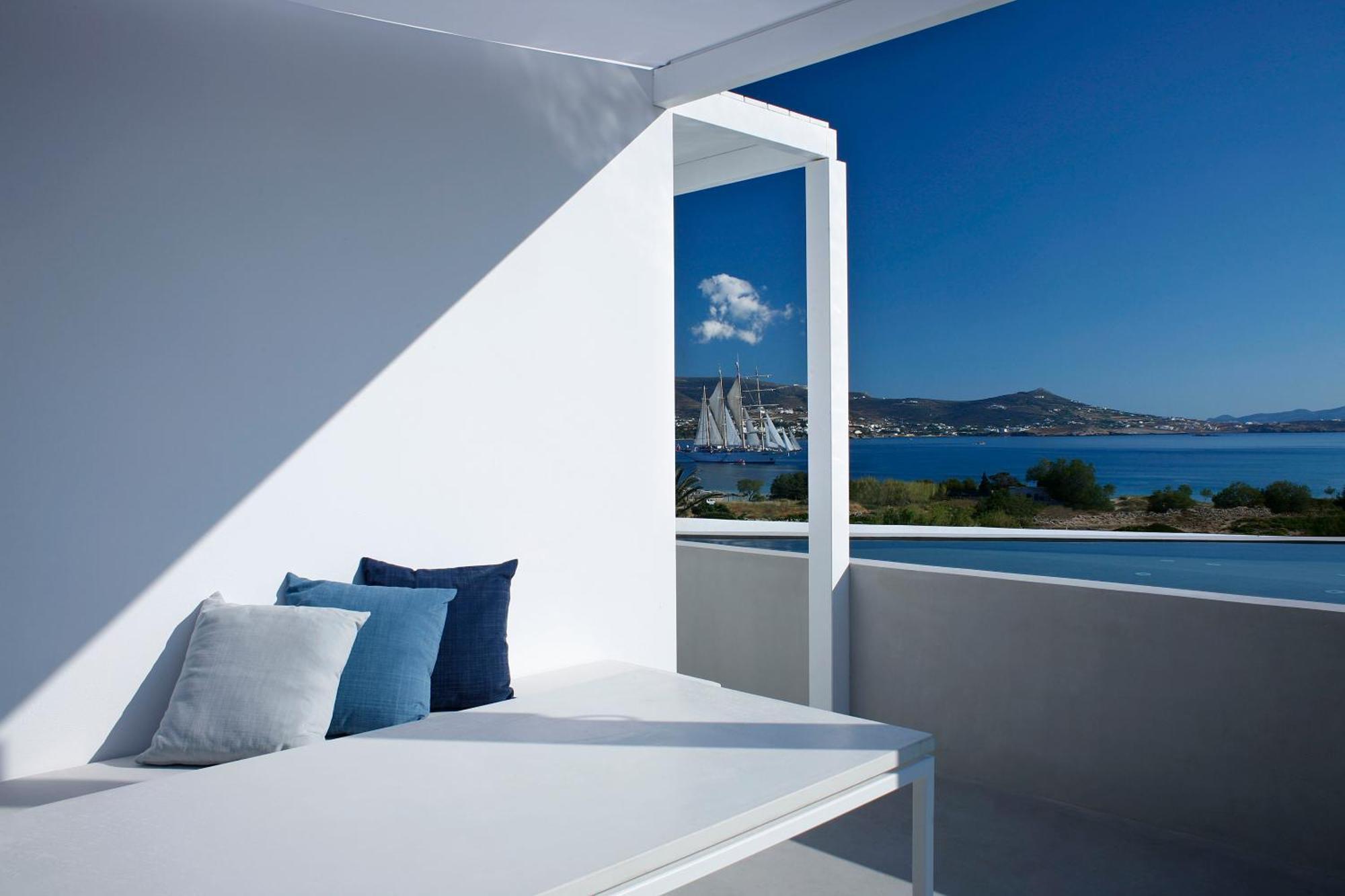 Art Suite Outdoor Jetted Tub