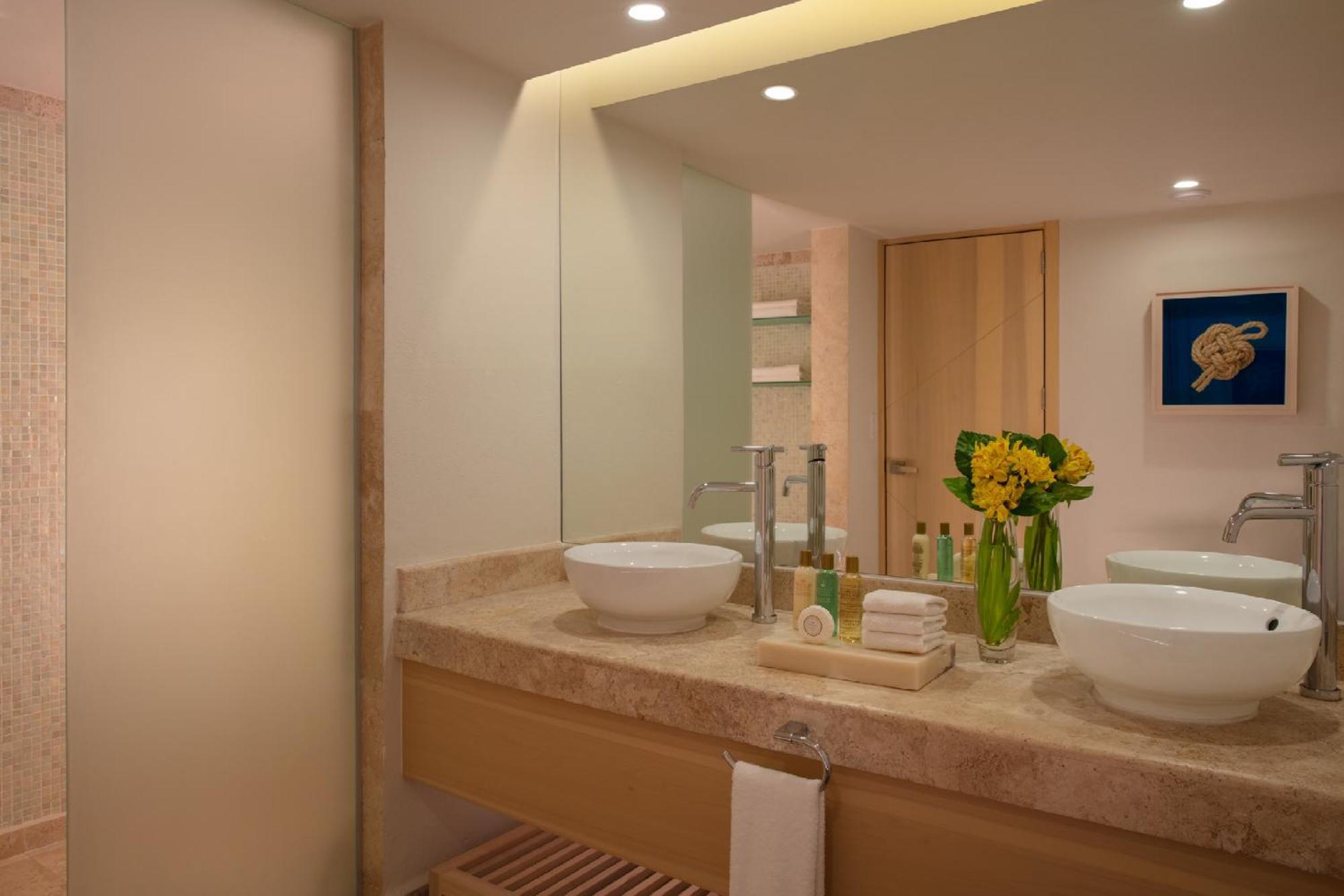 Suite Premium Preferred Club con cama extragrande, vistas al puerto deportivo y bañera de hidromasaje (HNKSV)