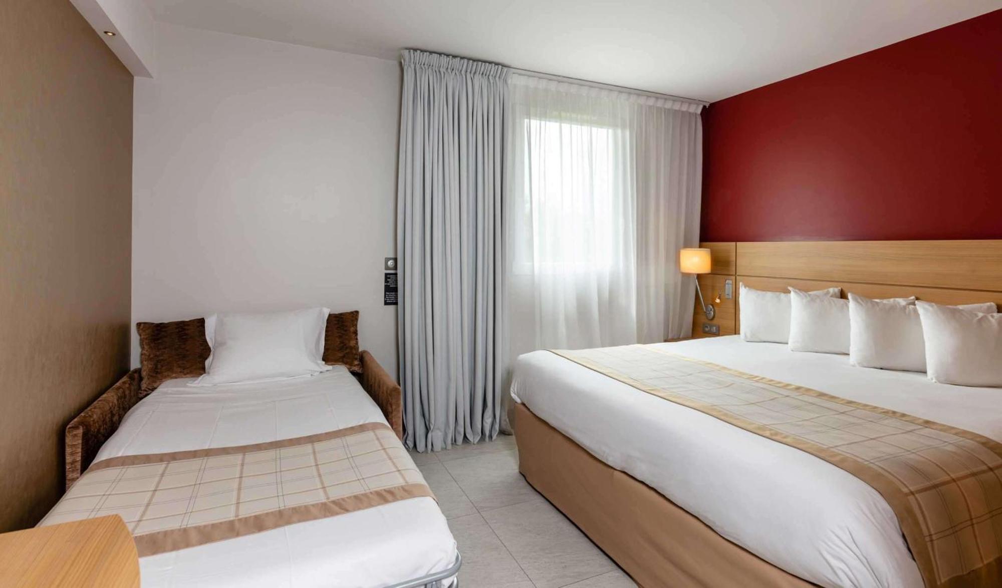 Kleines Dreibettzimmer mit Queensize-Bett