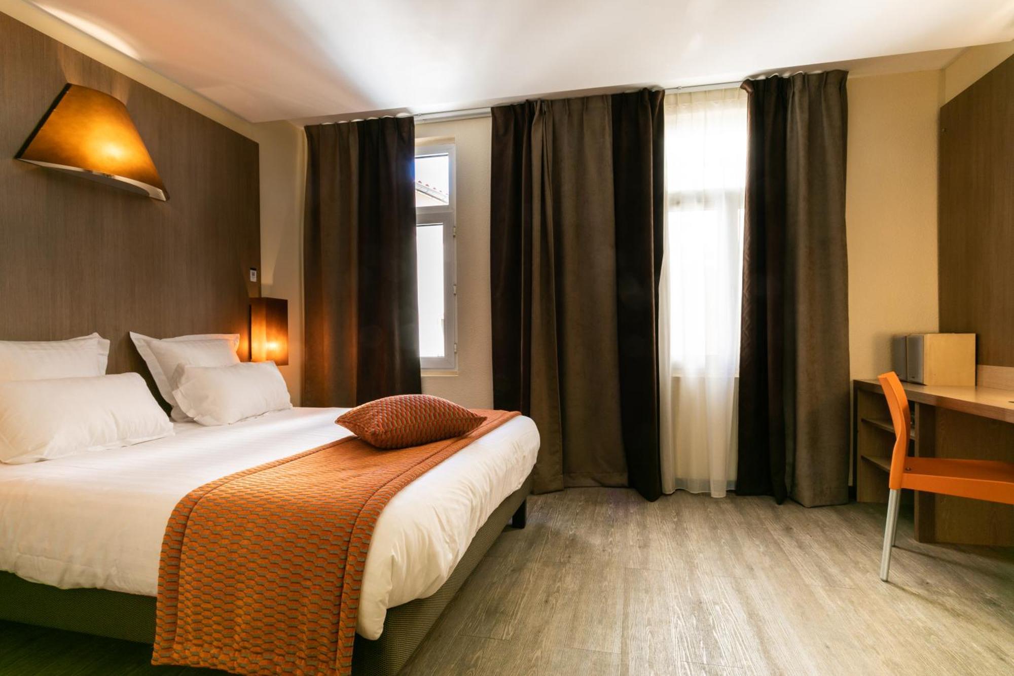 Superior Tweepersoonskamer met Groot Bed en Bad