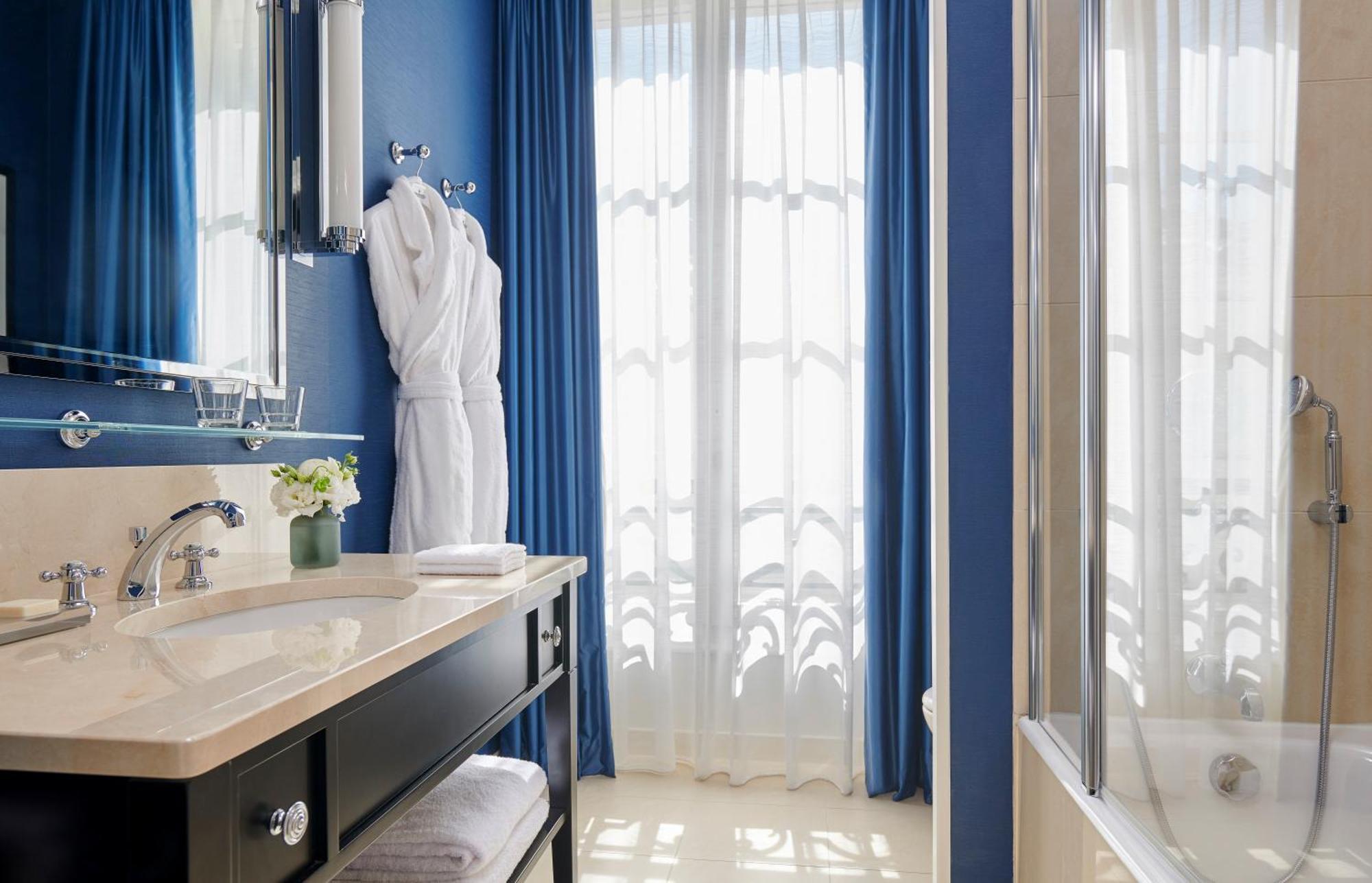 Classic Queen Room with Club Lounge Access