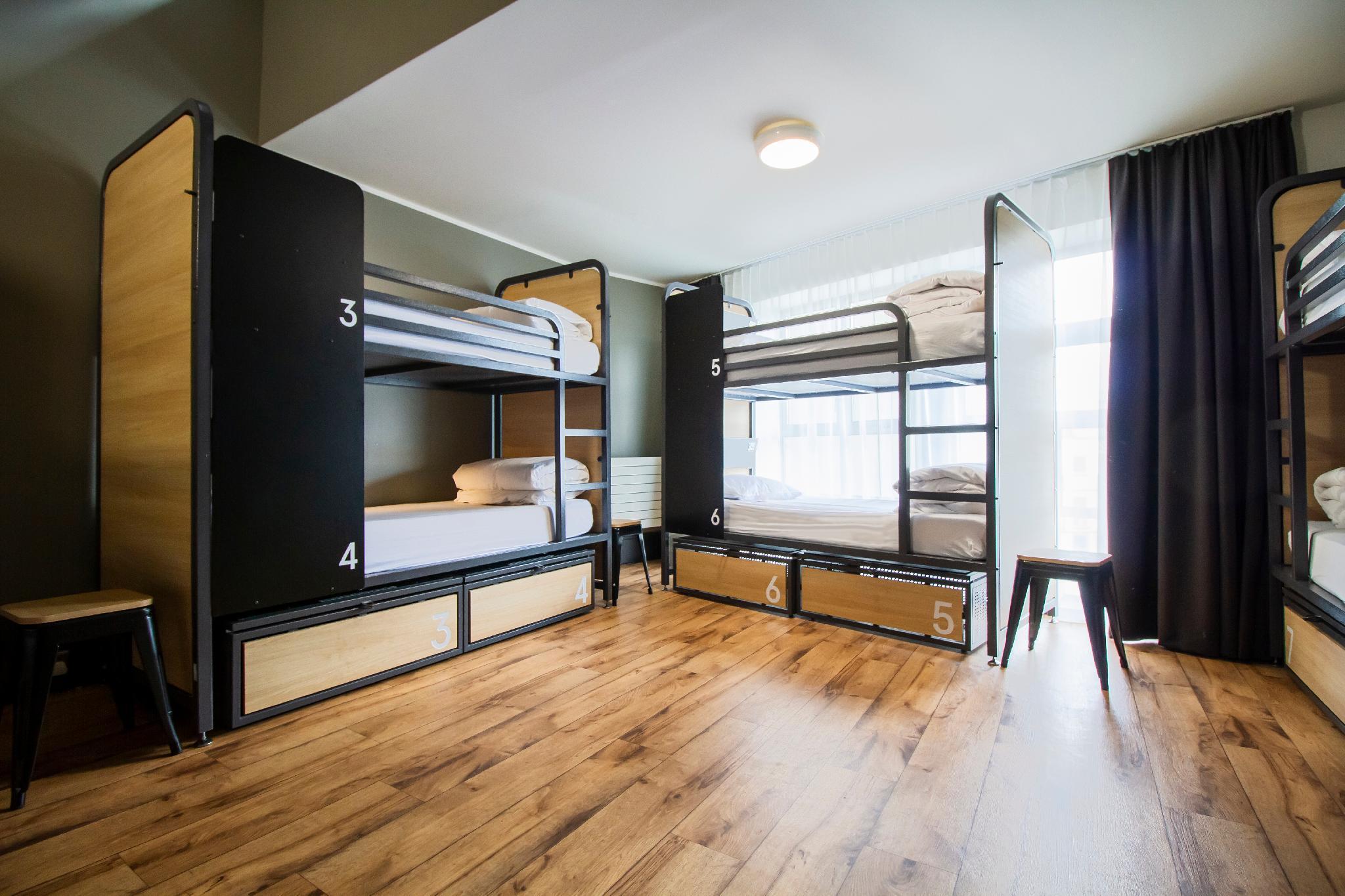 Private 8-bed Room - Shared Bathroom