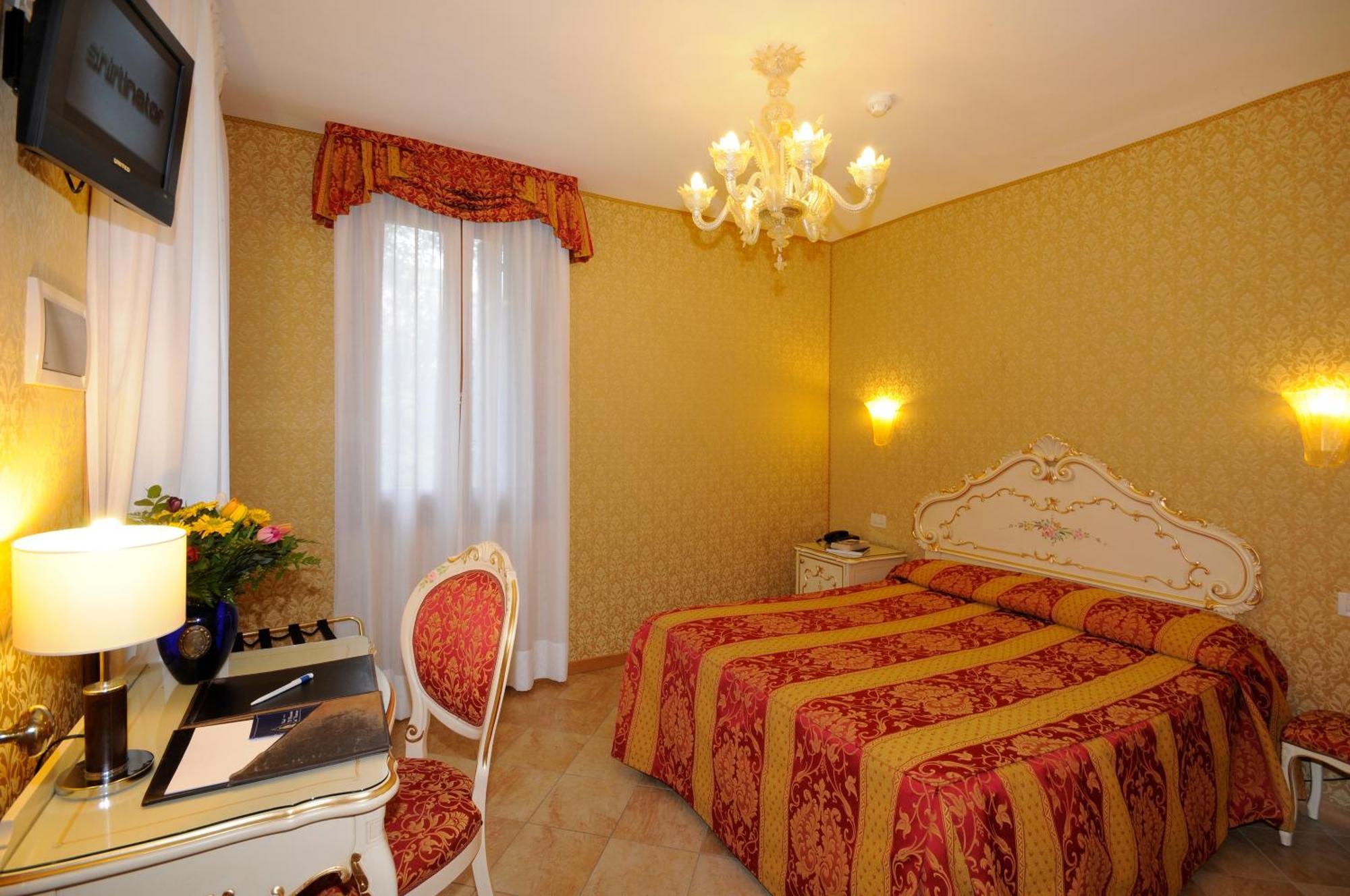 Quarto Deluxe com Cama de Casal ou 2 de Solteiro e Varanda