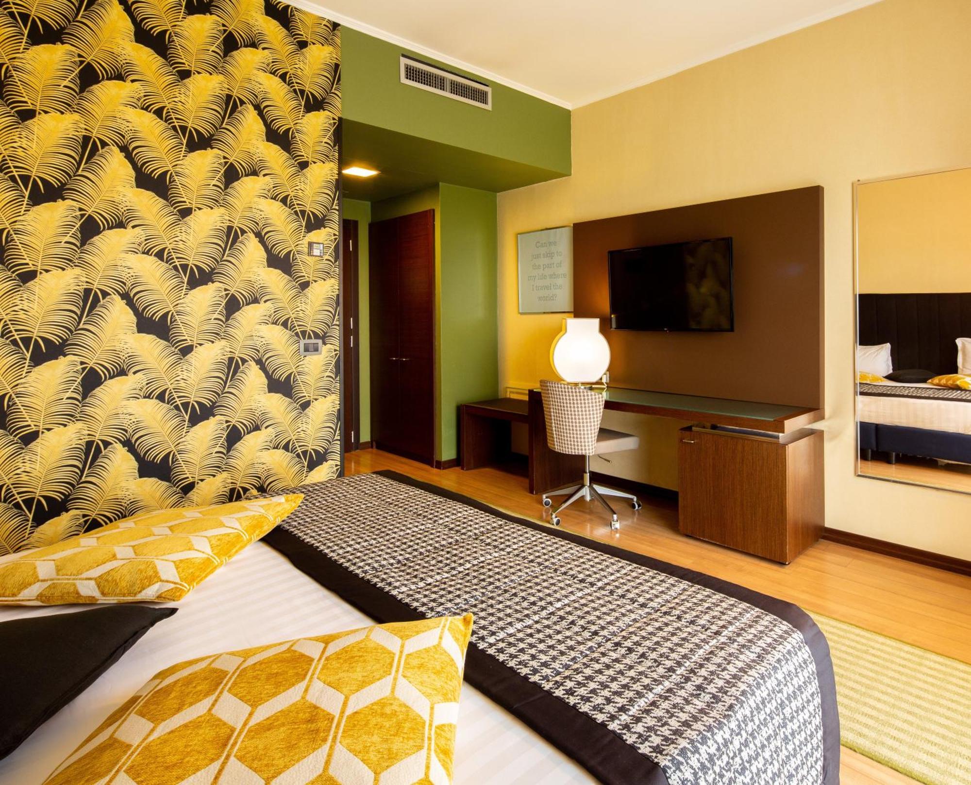 Standard Queen Room Accessible