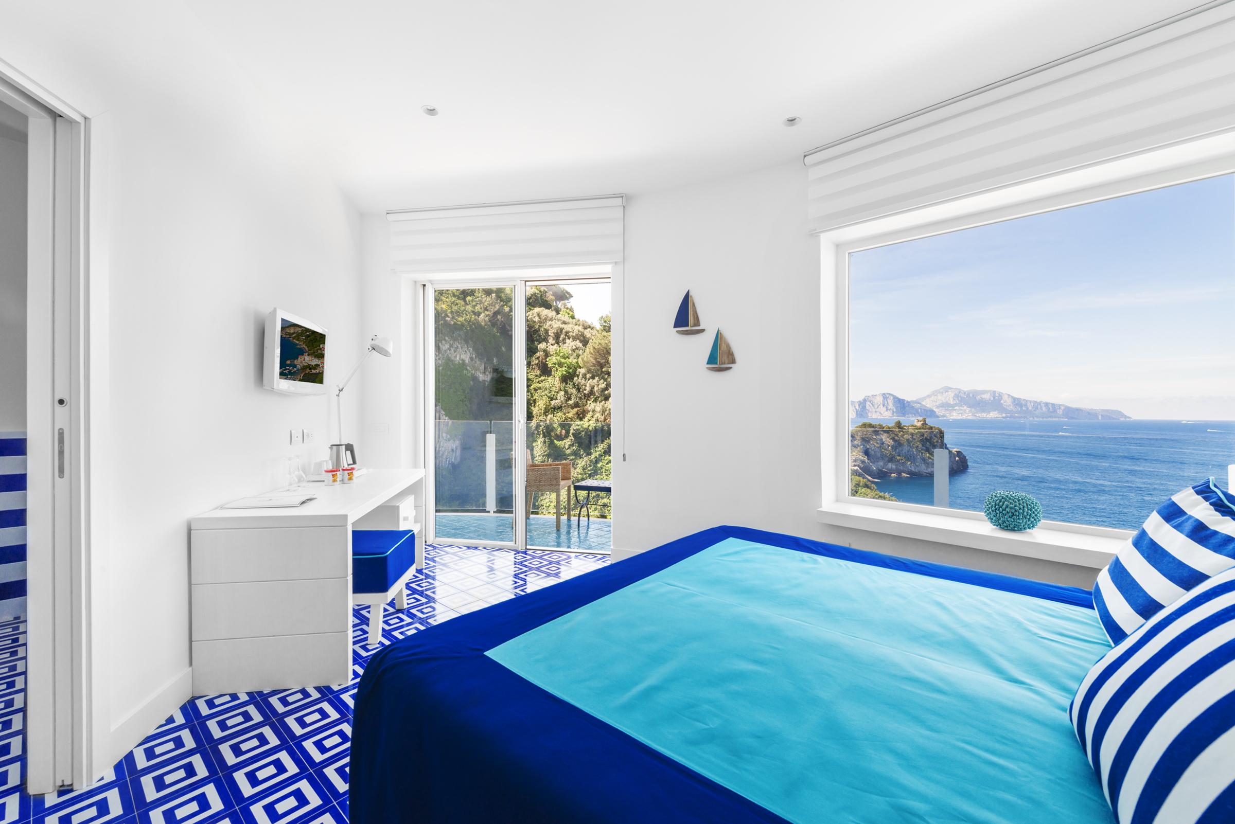 Deluxe tweepersoonskamer met balkon en uitzicht op zee