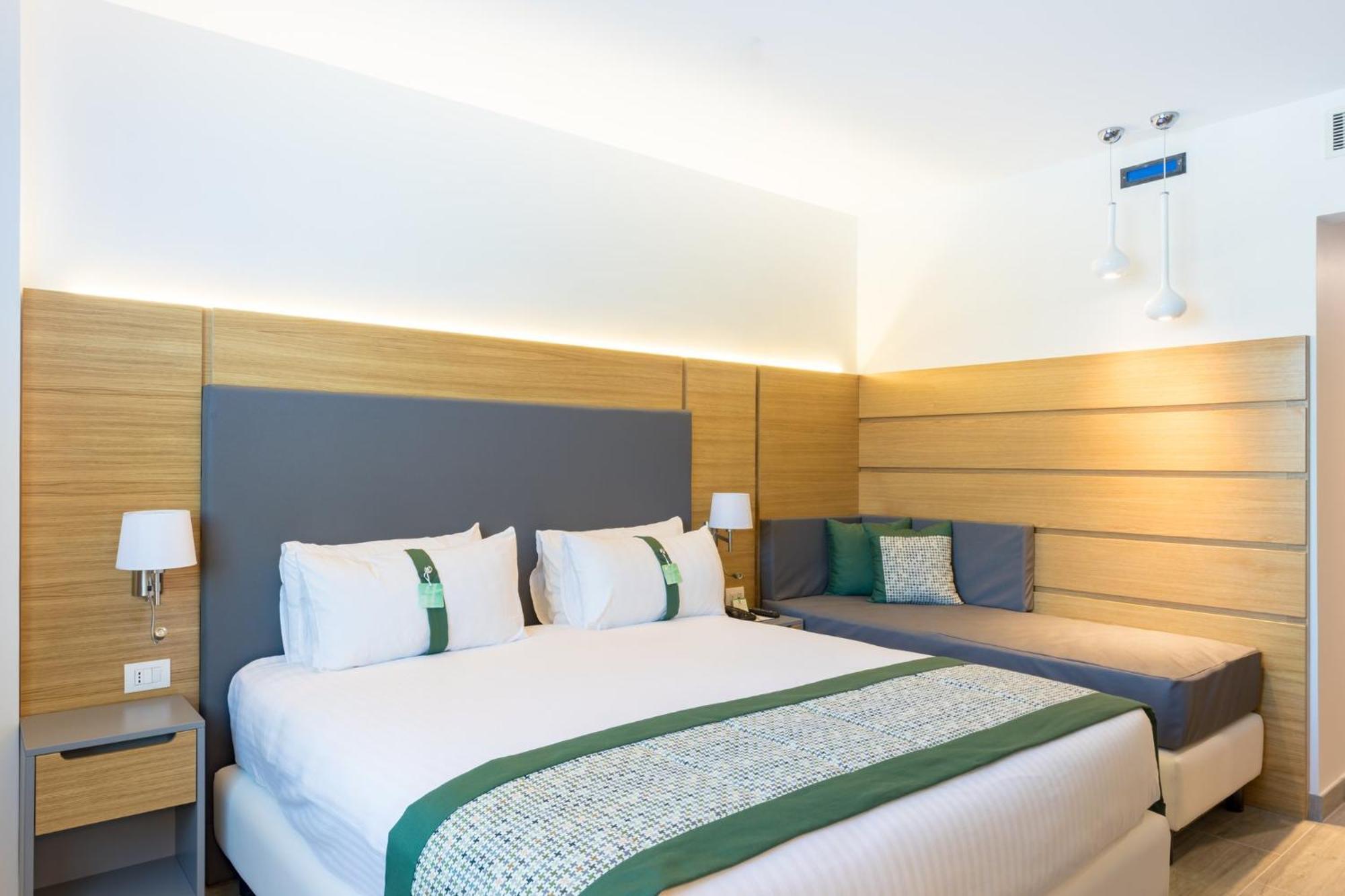 Habitación Premium con cama extragrande y sofá cama