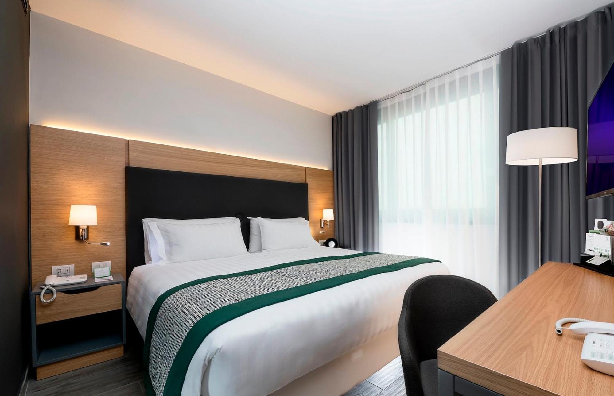 Suite con cama extragrande y sofá cama
